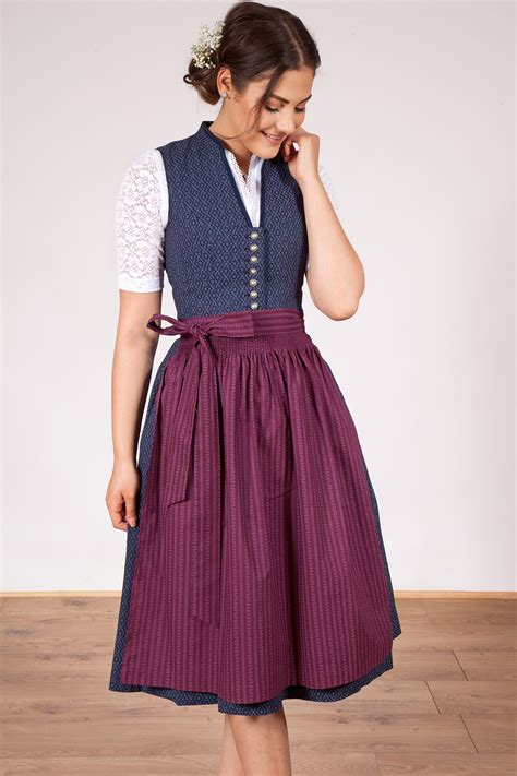 hochgeschlossene dirndl.